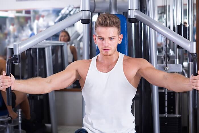 チェストフライでキレのある大胸筋へ 効率的なやり方と注意点を解説 Ufit