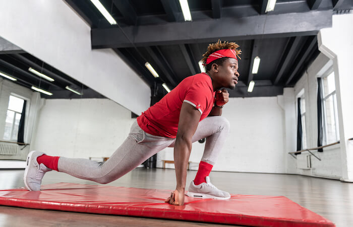 スプリットスクワット の正しいやり方 前ももを効果的に鍛える4つのポイントとは Ufit