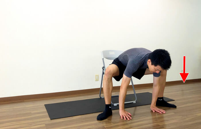 椅子を使って行う内転筋ストレッチ