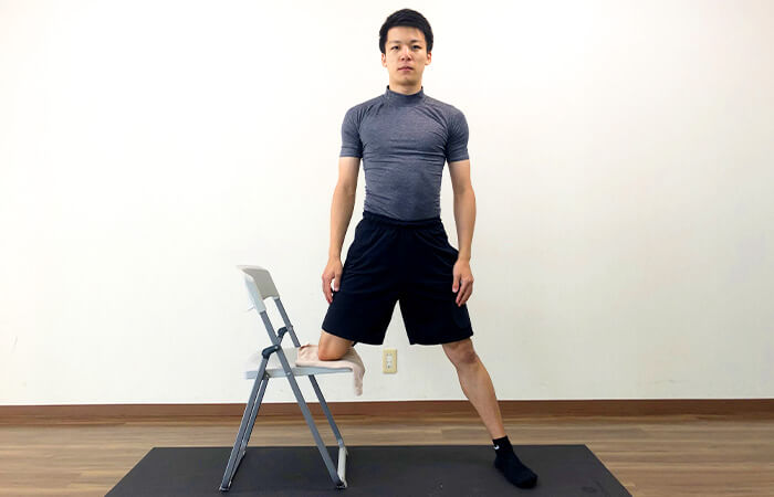 椅子を使って行う内転筋ストレッチ②