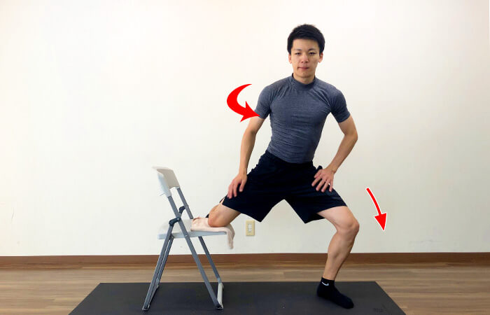 椅子を使って行う内転筋ストレッチ②