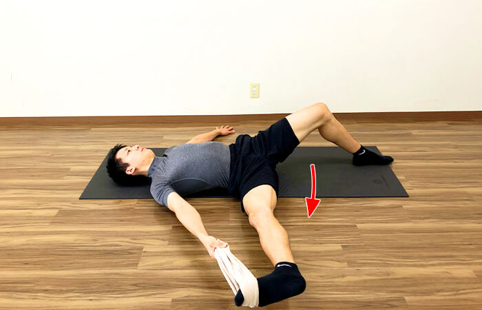 2.タオルを使って行う内転筋ストレッチ